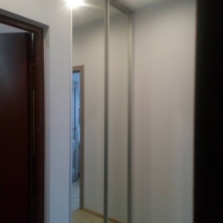 Зеркальные двери-купе в гардеробную в квартире в Петергофе