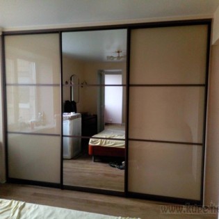 Двери-купе со вставками из зеркала и лакобели в квартире на 2-й Муринском пр.