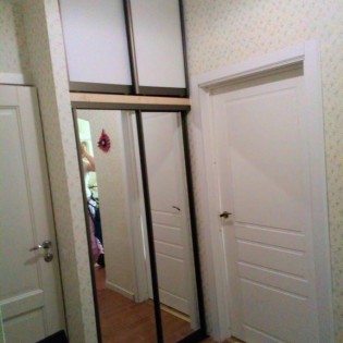 Зеркальные двери-купе и антресольные двери с ЛДСП в квартире на Чкаловском пр.