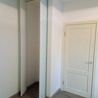 Распашные двери (проём 2) с наполнением из тонированного стекла в квартире на пр. Ударников