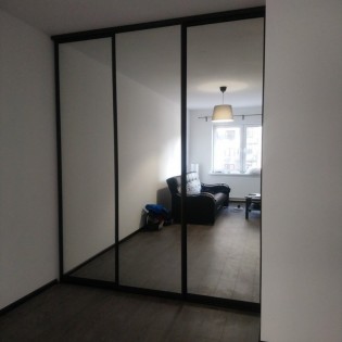 Зеркальные двери-купе в профиле SLIM в квартире на Европейском пр.