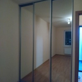 Зеркальные двери-купе в квартире на пр. Шувалова