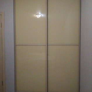 Двери-купе со вставками из тонированных стёкол в квартире на ул. Головина