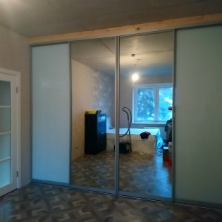 Двери-купе с зеркалом и тонированным стеклом в квартире на Лиговском пр.