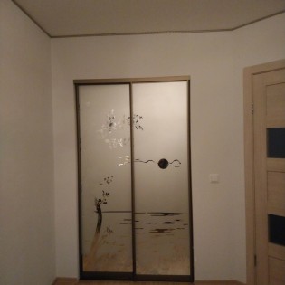Двери-купе со вставками из зеркала с пескоструйным рисунком по матовому фону в квартире на ул. Тихая в Буграх